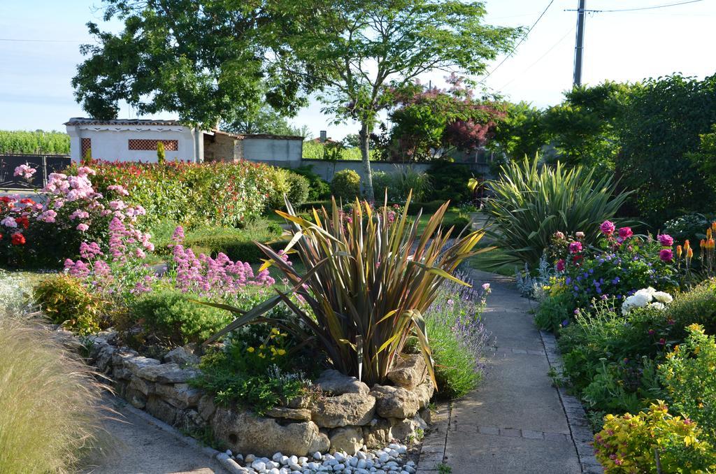 Jardin De Marceau Bed & Breakfast Blasimon Bagian luar foto